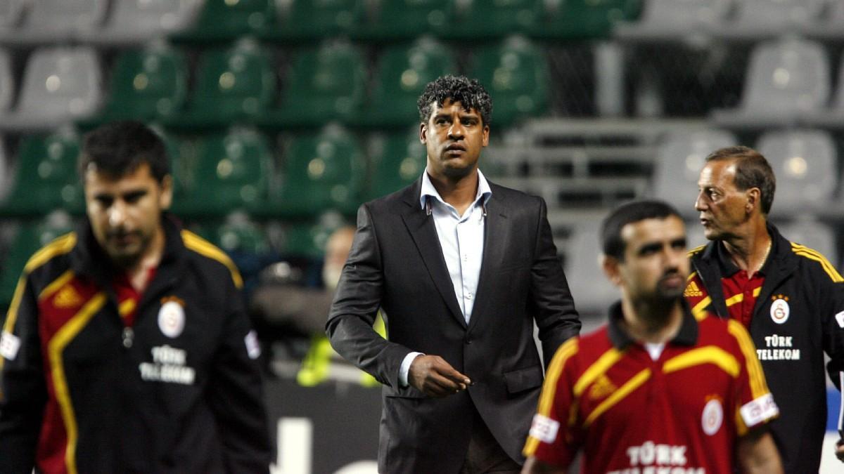 Frank Rijkaard llegó a Turquía en verano de 2009 para entrenar al Galatasaray Frank Rijkaard llegó a Turquía en verano de 2009 para entrenar al Galatasaray