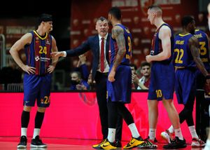 Jasikevicius, dando instrucciones a sus jugadores durante el partido Jasikevicius, dando instrucciones a sus jugadores durante el partido