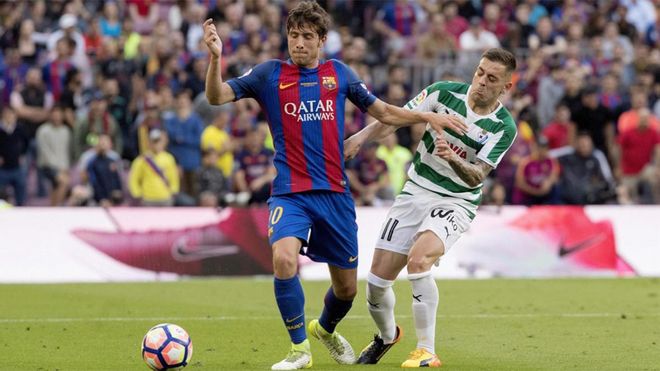 Sergi Roberto disputa un balón con Rubén Peña durante el Barça-Eibar de la Liga 2016/17 Sergi Roberto disputa un balón con Rubén Peña durante el Barça-Eibar de la Liga 2016/17
