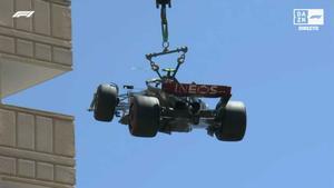 La grúa retira el Mercedes accidentado de Hamilton en Mónaco