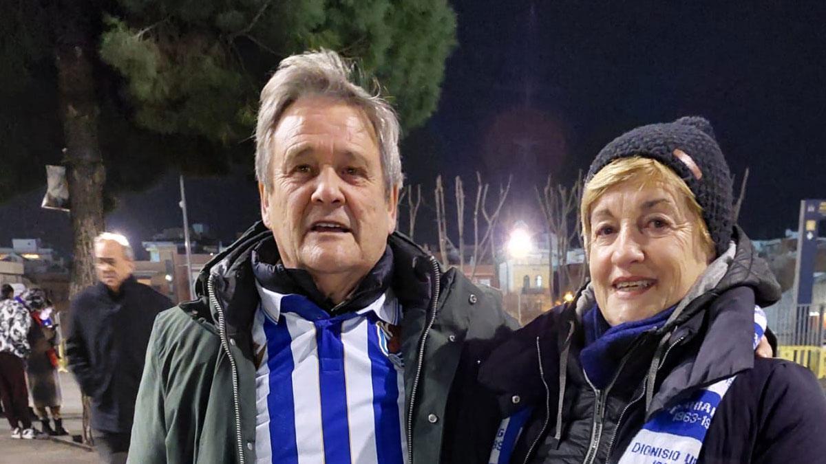 Paco y Lourdes, dos aficionados de la Real Sociedad en el Camp Nou