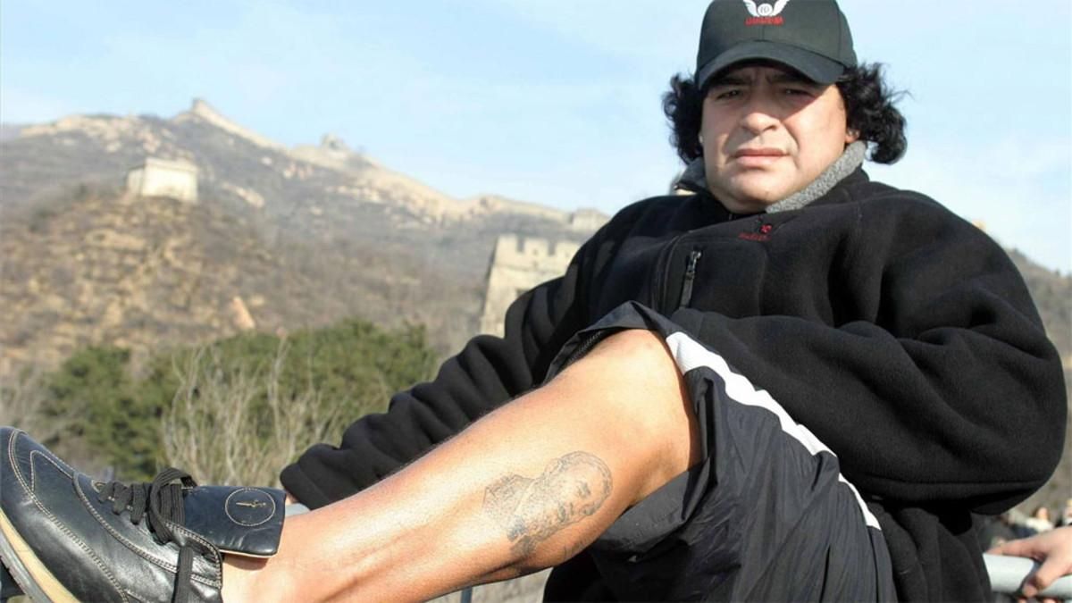 Maradona muestra el tatuaje de la cara de Fidel Castro Maradona muestra el tatuaje de la cara de Fidel Castro