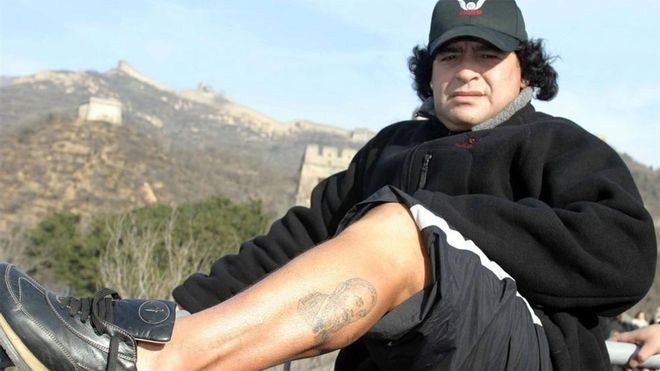 Maradona muestra el tatuaje de la cara de Fidel Castro Maradona muestra el tatuaje de la cara de Fidel Castro