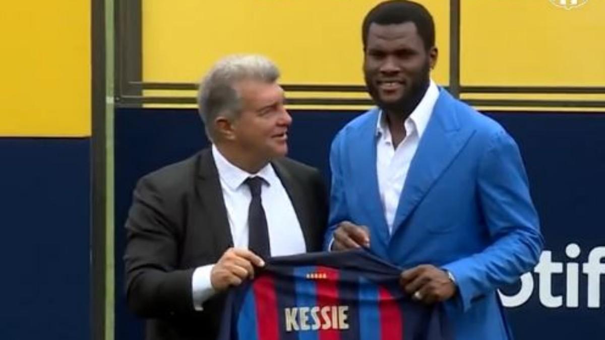 Kessié ya ha posado con la camiseta del Barça en el césped de la Ciutat Esportiva