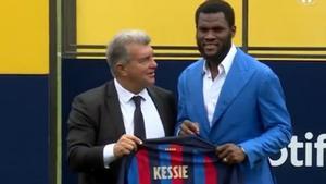 Kessié ya ha posado con la camiseta del Barça en el césped de la Ciutat Esportiva