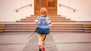 Un niño se dirige a su colegio en el primer día de vuelta a las clases.
