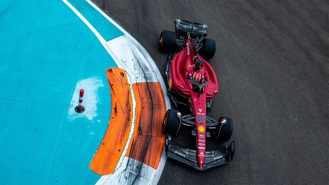 Russell y Leclerc lideran el viernes en Miami, con accidente de Sainz