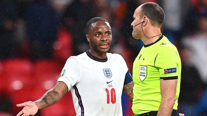Mateu Lahoz, con Sterling, en el Inglaterra - Escocia Mateu Lahoz, con Sterling, en el Inglaterra - Escocia