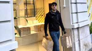 Héctor García, realizando tareas solidarias Héctor García, realizando tareas solidarias