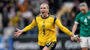 Asllani celebra su gol con Suecia