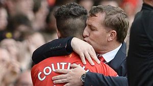 Philippe Coutinho y Brendan Rodgers durante un partido de la Premier entre el Liverpool y el Manchester City el 13 de Abril de 2014. El brasileño marcó el gol del triunfo por 3-2. Philippe Coutinho y Brendan Rodgers durante un partido de la Premier entre el Liverpool y el Manchester City el 13 de Abril de 2014. El brasileño marcó el gol del triunfo por 3-2.