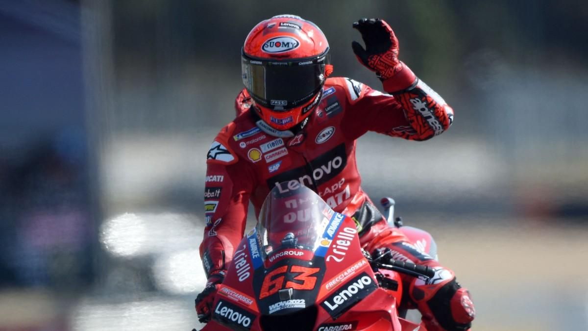 Pecco Bagnaia celebra la pole en LeMans Pecco Bagnaia celebra la pole en LeMans