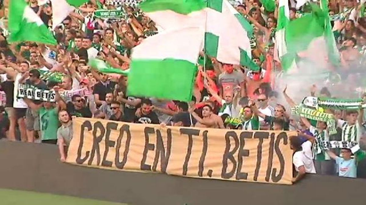 Increíble el apoyo de miles de aficionados béticos en el último entren Increíble el apoyo de miles de aficionados béticos en el último entren