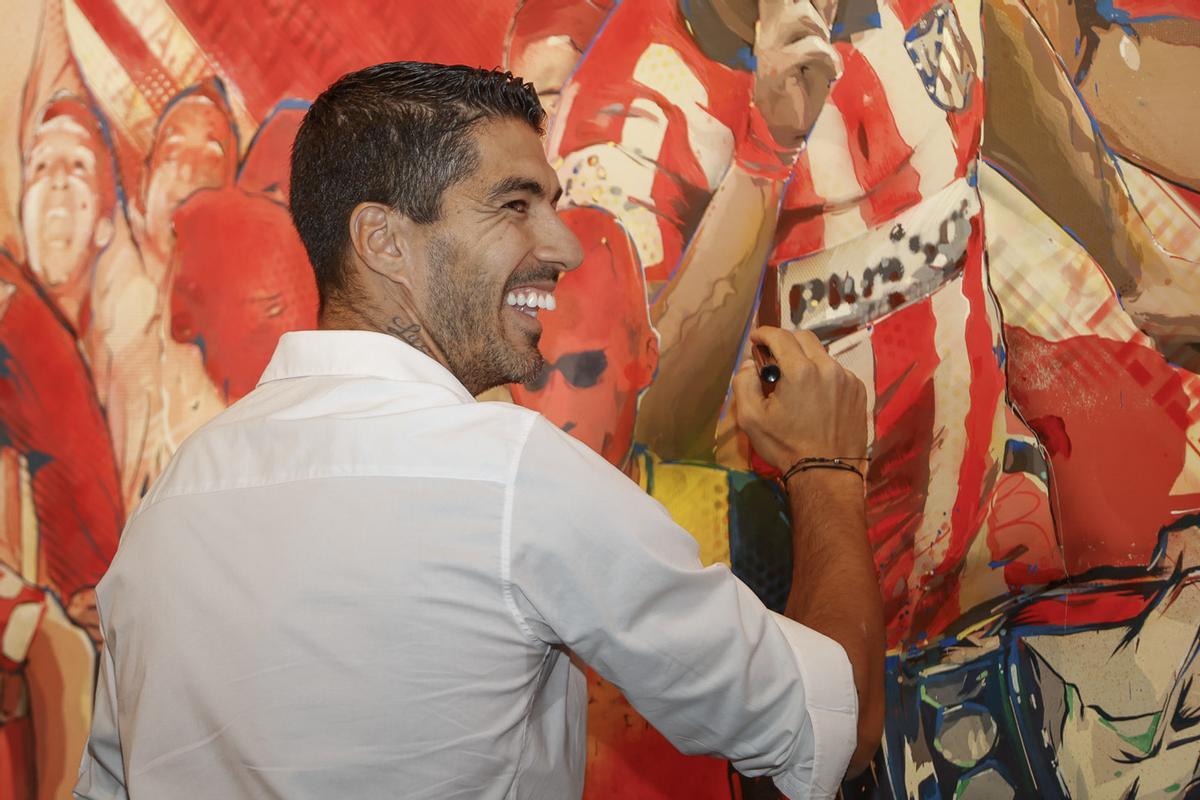 Luis Suárez deja su huella en el museo del Atlético