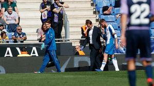 David López se retira del terreno de juego abatido en el duelo frente al Valladolid. David López se retira del terreno de juego abatido en el duelo frente al Valladolid.