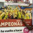 Adji Fall, sonriente en el Pabellón de La Paterna, señala una imagen de la plantilla campeona de España júnior de 2021