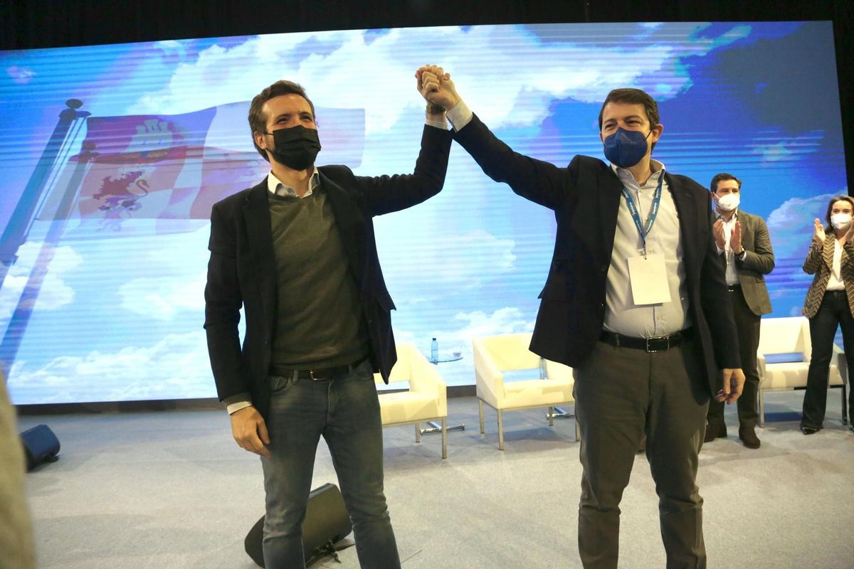 El presidenrte del Parido Popular, Pablo Casado, y el presidente del Partido Popular de Castilla y León, Alfonso Fernández Mañueco, en el Palacio de Congresos de León, a 16 de enero de 2022, en León, Castilla y León (España). El presidente del PP será el El presidenrte del Parido Popular, Pablo Casado, y el presidente del Partido Popular de Castilla y León, Alfonso Fernández Mañueco, en el Palacio de Congresos de León, a 16 de enero de 2022, en León, Castilla y León (España). El presidente del PP será el