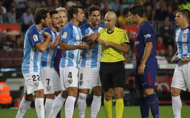 Los jugadores del Málaga cargaron contra el árbitro por el primer gol del FC Barcelona Los jugadores del Málaga cargaron contra el árbitro por el primer gol del FC Barcelona