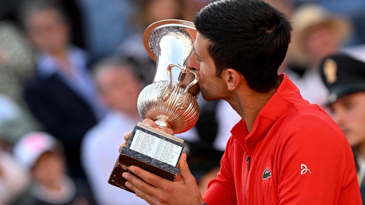 Djokovic posando con el título en Roma