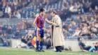 Johan Cruyff, dando instrucciones a Pep Guardiola