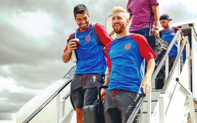 Messi y Suárez bajando del avión