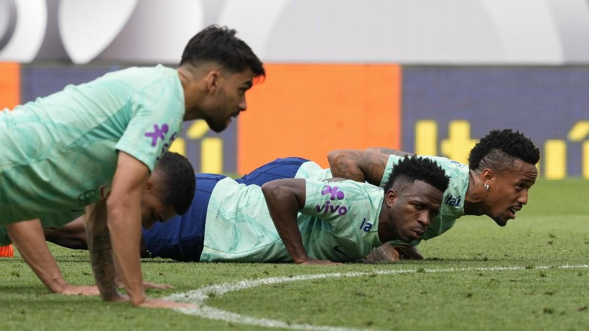 La Brasil de Vinícius, de negro contra el racismo en un amistoso frente a Guinea en el campo del Espanyol