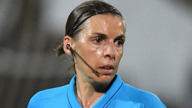 Stéphanie Frappart arbitrando un encuentro Stéphanie Frappart arbitrando un encuentro