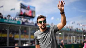 Fernando Alonso, saludando a los aficionados Fernando Alonso, saludando a los aficionados