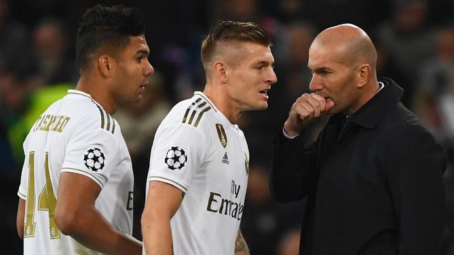 Zidane da instrucciones a Kroos Zidane da instrucciones a Kroos