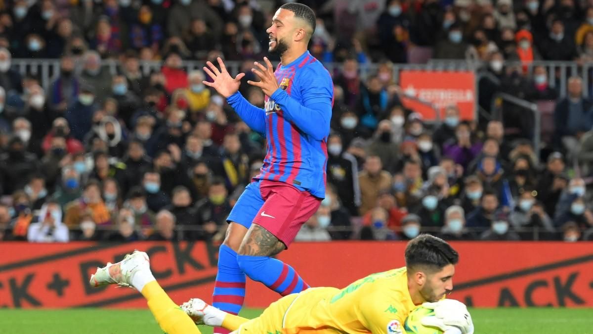 Memphis se lamenta de una ocasión errada durante el partido frente al Betis Memphis se lamenta de una ocasión errada durante el partido frente al Betis