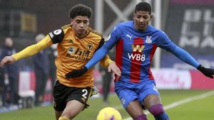 Patrick van Aanholt disputa un balón con Ki-Jana Hoever, del Wolverhampton Patrick van Aanholt disputa un balón con Ki-Jana Hoever, del Wolverhampton