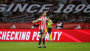 Iñigo Martínez fue expulsado pero el colegiado anuló la roja a instancias del VAR. Iñigo Martínez fue expulsado pero el colegiado anuló la roja a instancias del VAR.