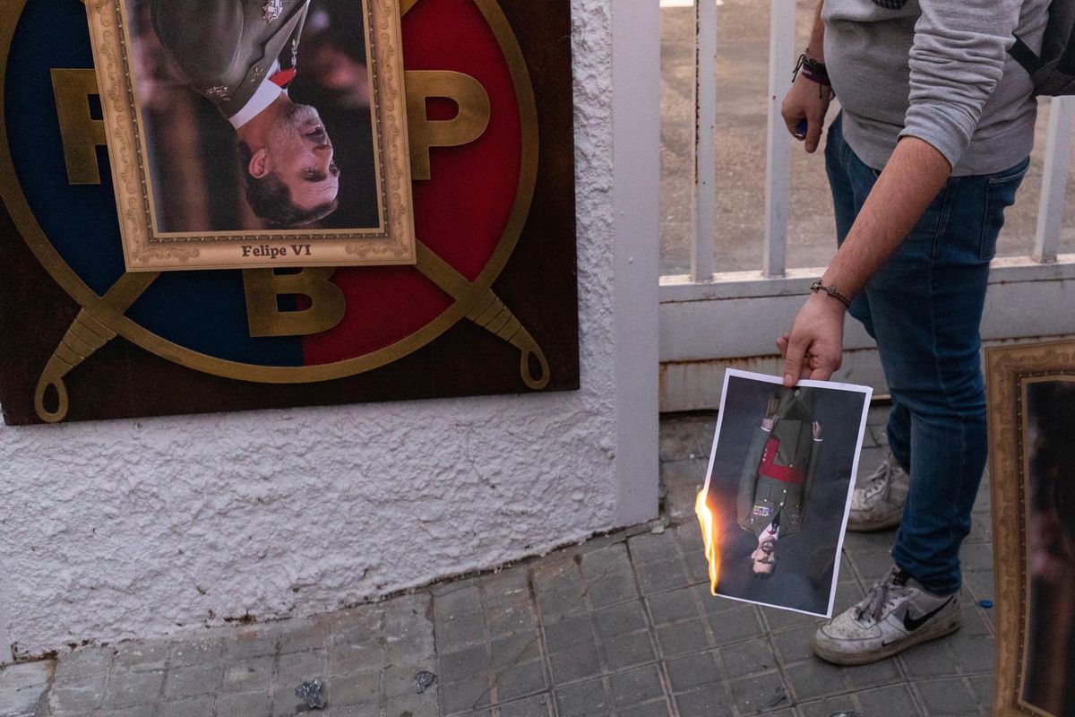 Archivo - Un manifestante quema un retrato del Rey en una protesta en Barcelona Archivo - Un manifestante quema un retrato del Rey en una protesta en Barcelona