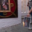 Archivo - Un manifestante quema un retrato del Rey en una protesta en Barcelona