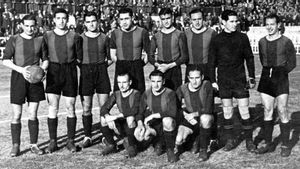 El FC Barcelona de los reaparecidos Raich y Escolà. Arriba, de izquierda a derecha: Vergara, Benito, Anguera, Franco, Llácer, Raich, Nogués y Sospedra. Abajo, mismo orden: Gràcia, Valle y Escolà El FC Barcelona de los reaparecidos Raich y Escolà. Arriba, de izquierda a derecha: Vergara, Benito, Anguera, Franco, Llácer, Raich, Nogués y Sospedra. Abajo, mismo orden: Gràcia, Valle y Escolà