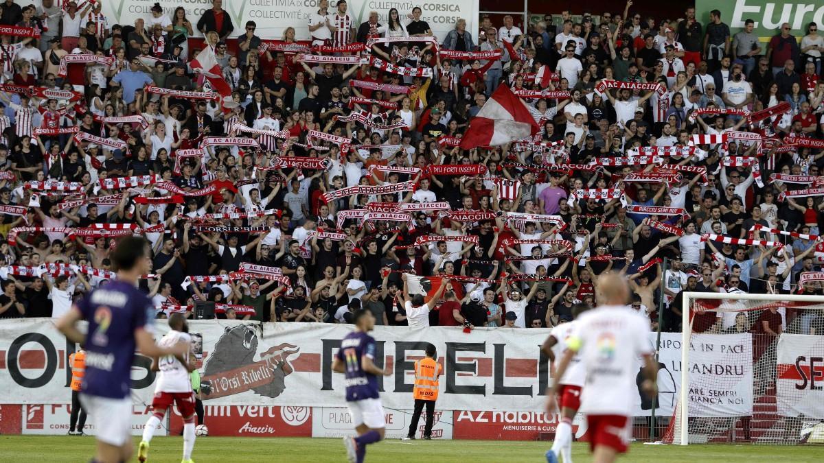 Los aficionados del Ajaccio celebran el regreso a la Ligue 1