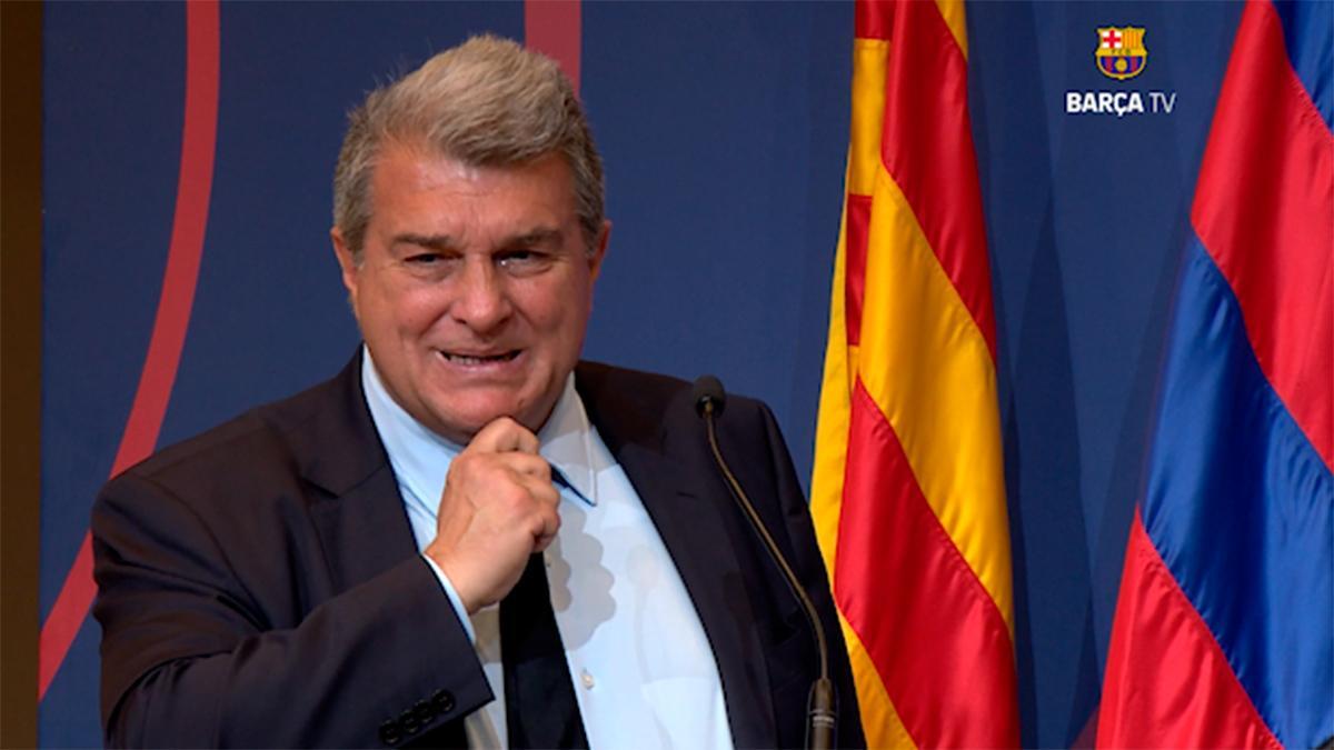 Laporta, emocionado durante el discurso en el acto de capitanes del FC Barcelona