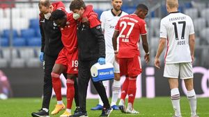 Alphonso Davies se retiró del terreno de juego lesionado en el minuto 3 del encuentro ante el Eitracht Frankfurt Alphonso Davies se retiró del terreno de juego lesionado en el minuto 3 del encuentro ante el Eitracht Frankfurt