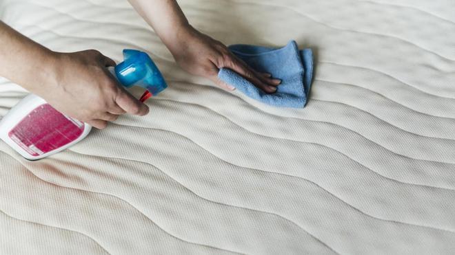 Este es el truco para limpiar tu colchón de manchas y olores