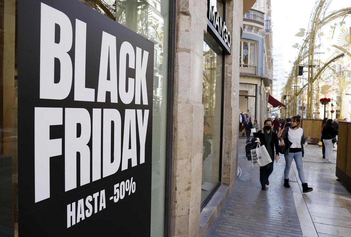 Comerciantes anuncian en sus escaparates los descuentos por comprar en la semana del Black Friday Comerciantes anuncian en sus escaparates los descuentos por comprar en la semana del Black Friday