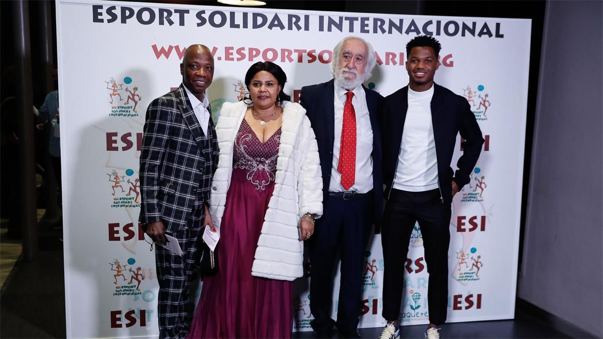 Ansu Fati, con sus padres y Josep Maldonado en el acto solidario Ansu Fati, con sus padres y Josep Maldonado en el acto solidario