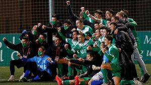 La plantilla del Cornellà celebra su victoria ante el Atlético La plantilla del Cornellà celebra su victoria ante el Atlético