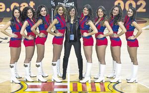 Eva Martínez con sus cheerleaders Eva Martínez con sus cheerleaders