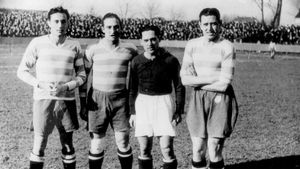 Josep Raich, Josep Escolà, Mario Cabanes y Domènec Balmanya la tarde del 27 de febrero de 1938, momentos antes del Metz-Sète del campeonato francés. Cuatro fenómenos del Barça lejos de Les Corts... Josep Raich, Josep Escolà, Mario Cabanes y Domènec Balmanya la tarde del 27 de febrero de 1938, momentos antes del Metz-Sète del campeonato francés. Cuatro fenómenos del Barça lejos de Les Corts...