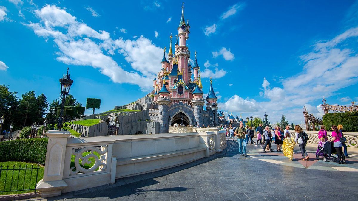 El motivo por el que no hay espejos en los baños de los parques de Disney