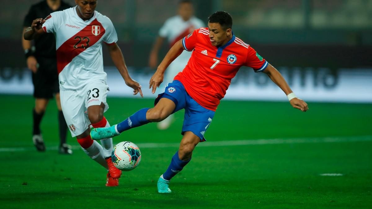 Alexis durante el duelo ante Perú Alexis durante el duelo ante Perú