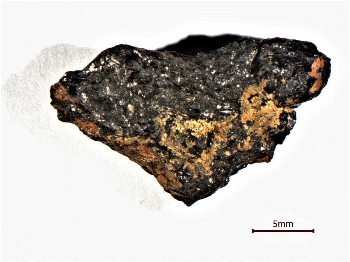 Una muestra de 3 gramos de la piedra Hipatia. Los investigadores encontraron un patrón consistente de 15 elementos en la piedra: el patrón es completamente diferente a cualquier cosa en nuestro Sistema Solar.