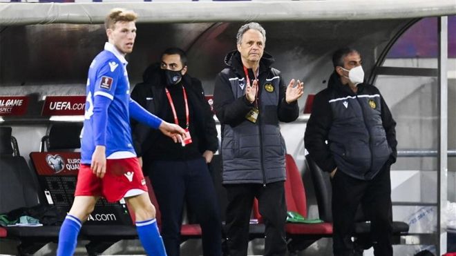 Joaquín Caparrós, animando a los suyos ante Islandia. Joaquín Caparrós, animando a los suyos ante Islandia.