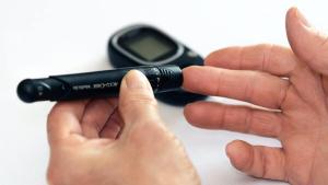 Tengo diabetes: ¿cuáles son los síntomas de una subida o bajada de azúcar y cómo actuar?