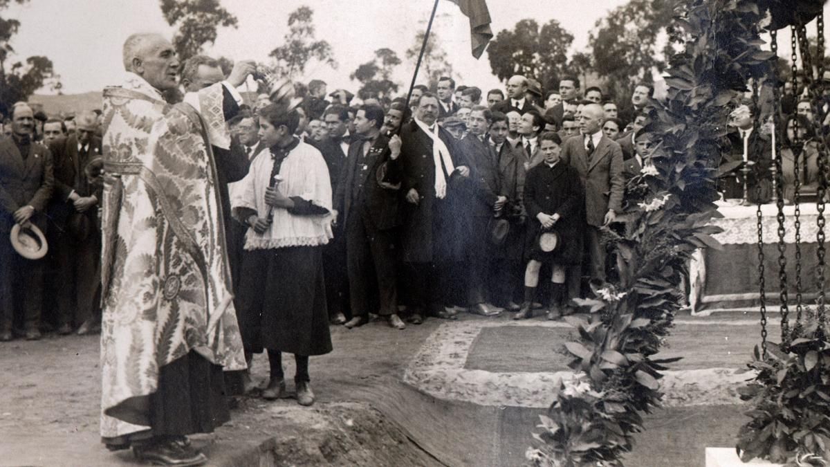 Una imagen del acto de colocación y bendición de la primera piedra del campo de Les Corts, el domingo 19 de febrero de 1922. “Mossèn” Lluís Sabater, acérrimo barcelonista, fue el encargado junto al párroco de Les Corts, de llevar a cabo la misión religiosa del evento Una imagen del acto de colocación y bendición de la primera piedra del campo de Les Corts, el domingo 19 de febrero de 1922. “Mossèn” Lluís Sabater, acérrimo barcelonista, fue el encargado junto al párroco de Les Corts, de llevar a cabo la misión religiosa del evento